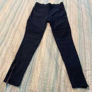 Navy blue Motto leggings.